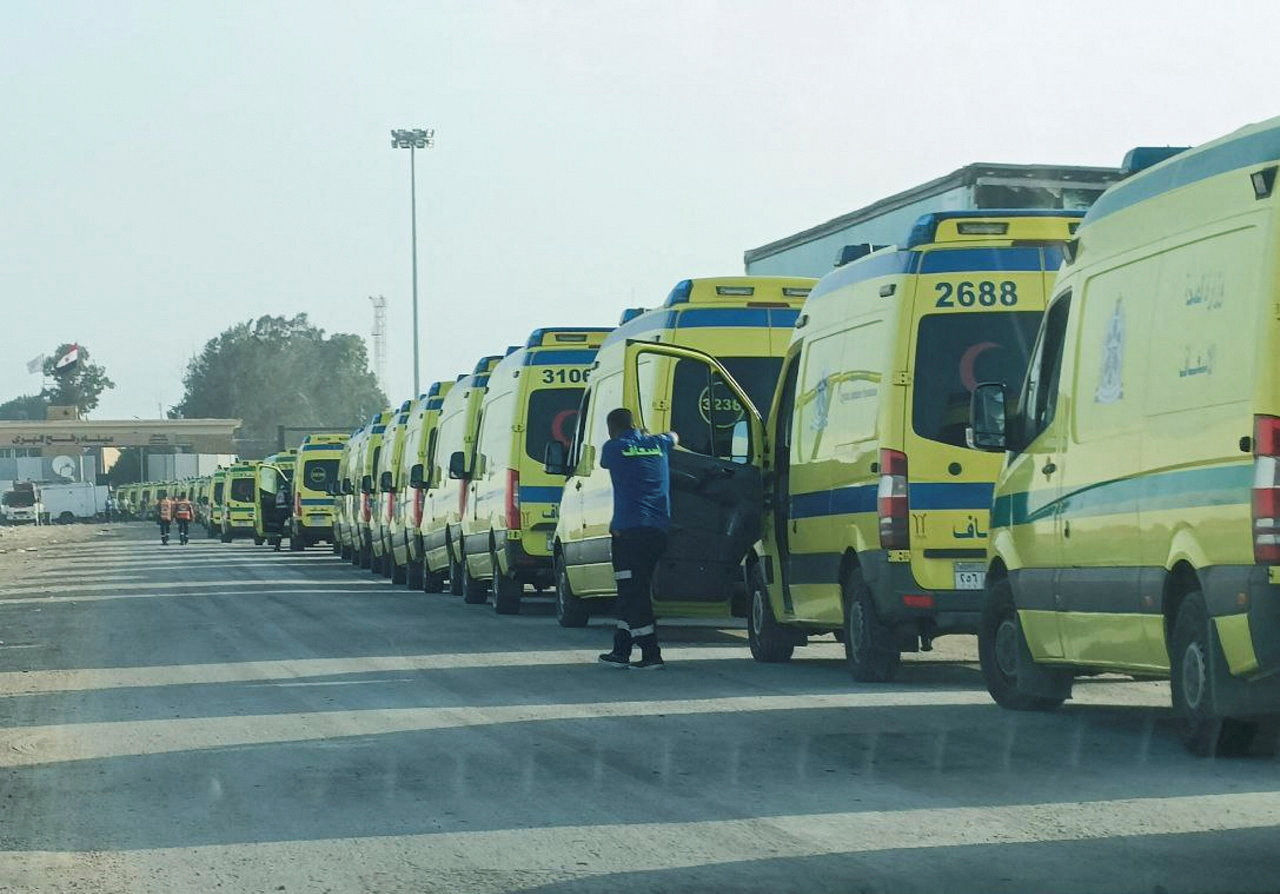 ▼ 救護車在埃及拉法過境點待命。（圖／路透）