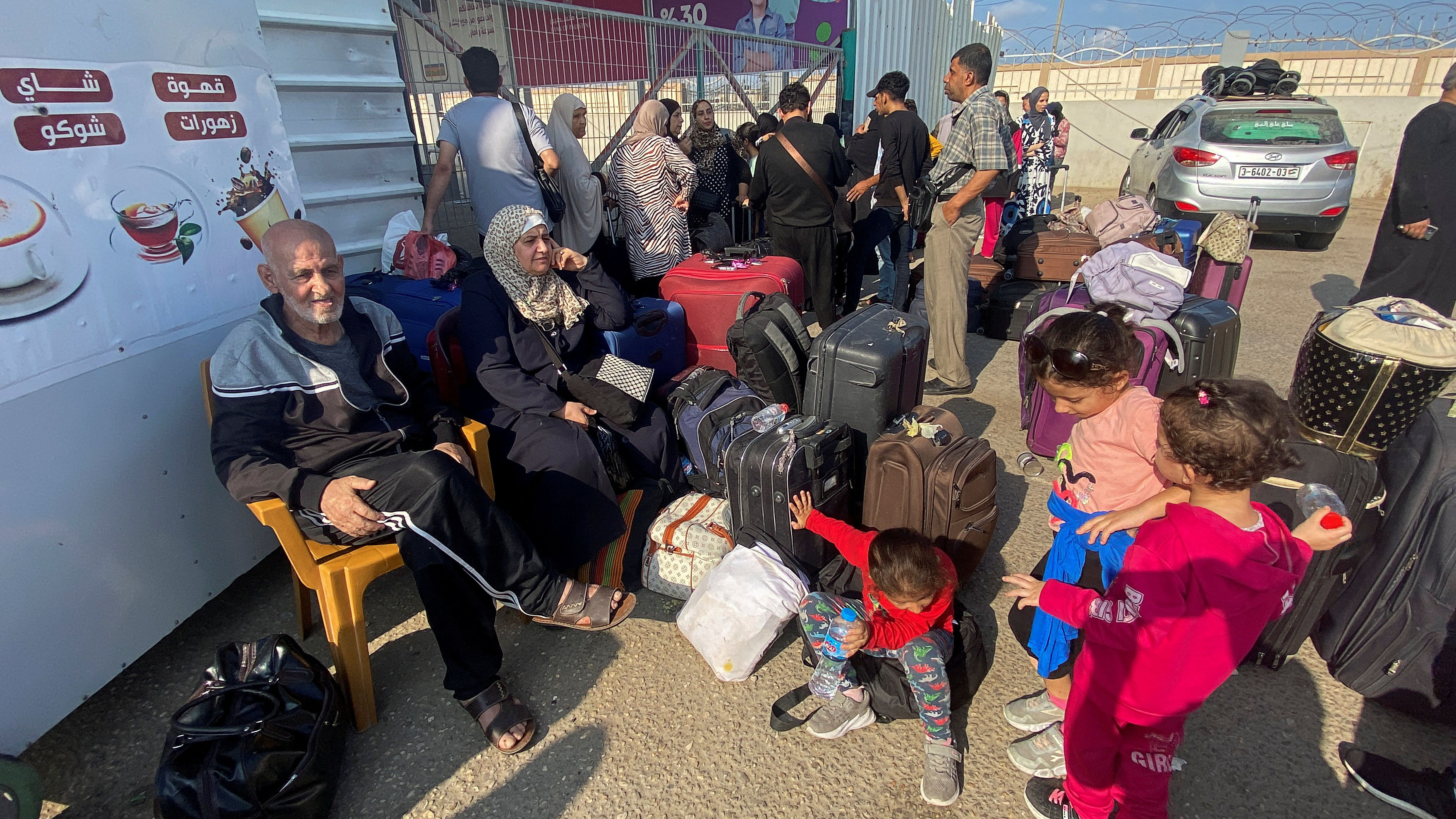 ▲▼ 巴勒斯坦雙重國籍者1日在拉法過境點等待。（圖／路透）