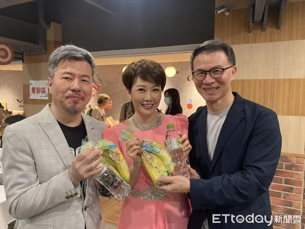 ▲▼11月1日流感疫苗二階段開打，藝人夫妻檔黃國倫與寇乃馨受邀到現場接種公費流感疫苗，與全聯總經理蔡篤昌合照。（圖／記者洪巧藍攝）
