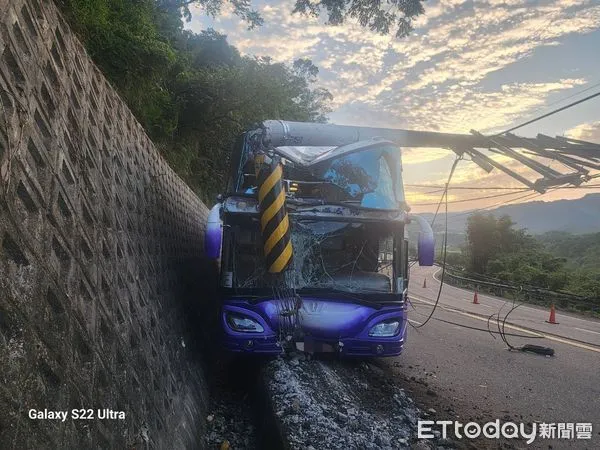 ▲▼遊覽車自撞電纜造成大停電　當地居民驚爆「恐怖都市傳說」。（圖／記者陳凱力翻攝）