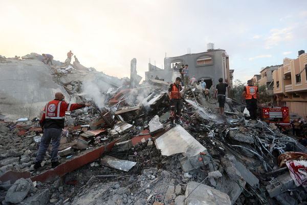 ▲▼巴勒斯坦人員在加薩走廊中部一棟被毀住宅進行現場搜索。（圖／路透）
