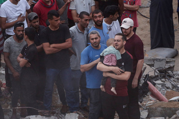▲▼巴勒斯坦人員在加薩走廊中部一棟被毀住宅進行現場搜索。（圖／路透）