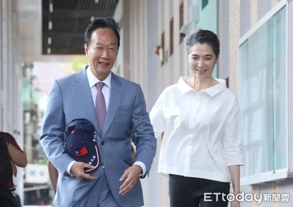 ▲▼郭台銘送交連署書 賴佩霞。（圖／記者屠惠剛攝）