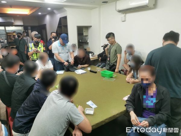 ▲台南市警五分局聯合四、六分局警方，查獲59歲陳姓男子經營天九牌職業賭場，共逮22人，起獲手槍、子彈及疑似手榴彈等物一批。（圖／記者林東良翻攝，下同）