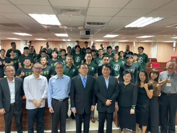 ▲▼檢察總長刑泰釗率檢察官到近日捲入簽賭風波的台啤雲豹隊進行法治宣導課程。（圖／記者劉昌松翻攝）