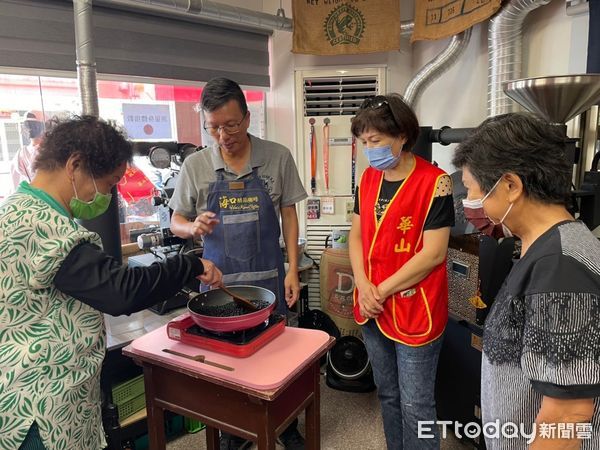 ▲華山基金會西螺愛心天使站今日舉辦建站14週年感恩茶會，邀請將近30位長輩炒黑豆DIY、健檢守護健康。（圖／記者蔡佩旻翻攝）