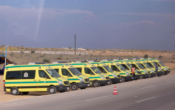 ▲▼ 救護車在埃及拉法過境點待命。（圖／路透）