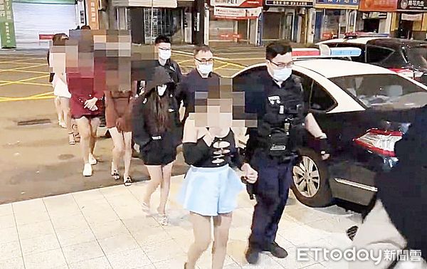 ▲中壢警方昨天在中山路某透天厝查獲色情應召站，警方將應召女帶回分局應訊。（圖／記者沈繼昌翻攝）