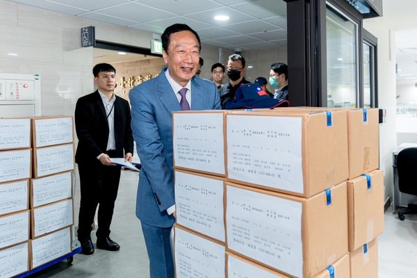 郭賴配赴北市選委會送交連署書 郭台銘高呼：我們會繼續奮勇向前（圖／郭台銘辦公室提供）