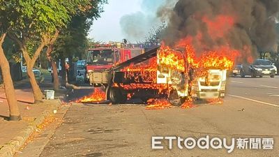 快訊／國3沙鹿匝道旁火燒車！　小貨車陷火海...冒超狂黑煙