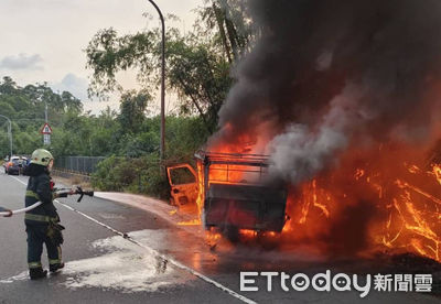 快訊/高雄小貨車煞車失靈撞護欄 瞬間起火燒成骨架