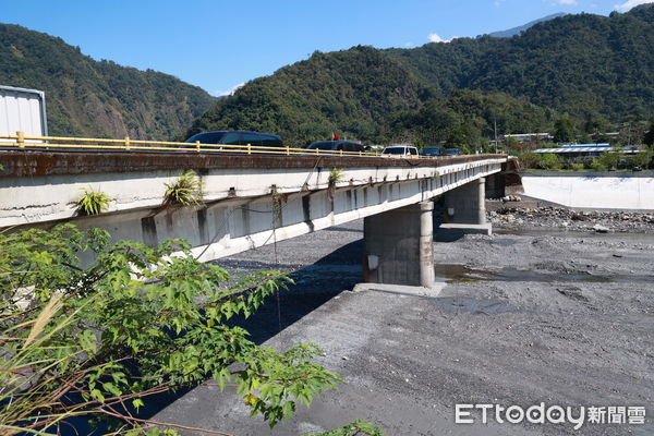 ▲新武界橋在卡努颱風期間遭重創，目前勉強維持小型車輛通行。（圖／南投縣政府提供）