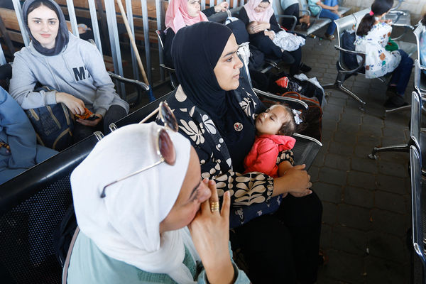 ▲▼擁有雙重國籍的巴勒斯坦人在埃及與拉法過境點等待，希望獲得離開加薩的許可。（圖／路透）