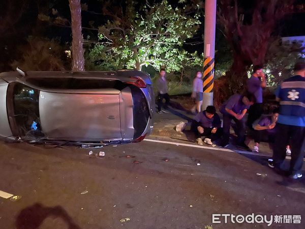 ▲墾丁夏都飯店附近道路1日深夜發生兩台自小客車事故            。（圖／記者陳崑福翻攝，下同）