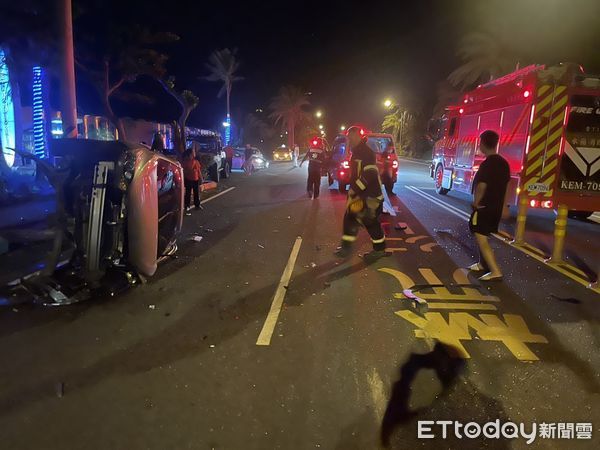 ▲墾丁夏都飯店附近道路1日深夜發生兩台自小客車事故            。（圖／記者陳崑福翻攝，下同）