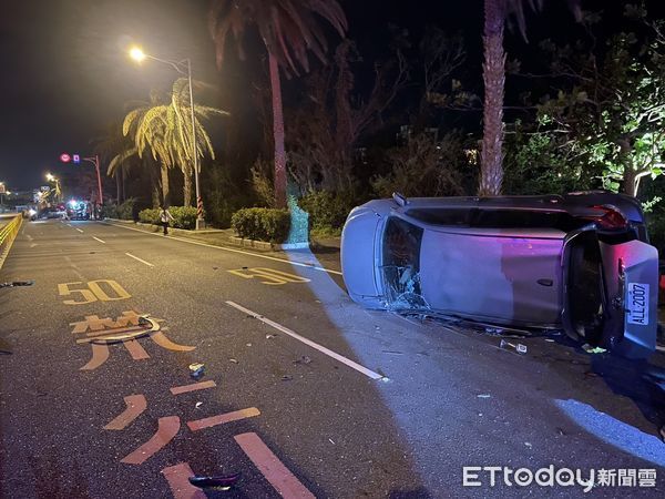 ▲墾丁夏都飯店附近道路1日深夜發生兩台自小客車事故            。（圖／記者陳崑福翻攝，下同）