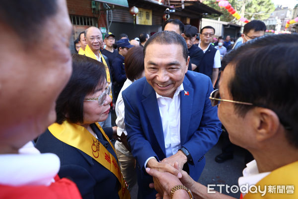 ▲國民黨總統參選人侯友宜出席葫蘆寺媽祖起駕大典。（圖／記者林敬旻攝）