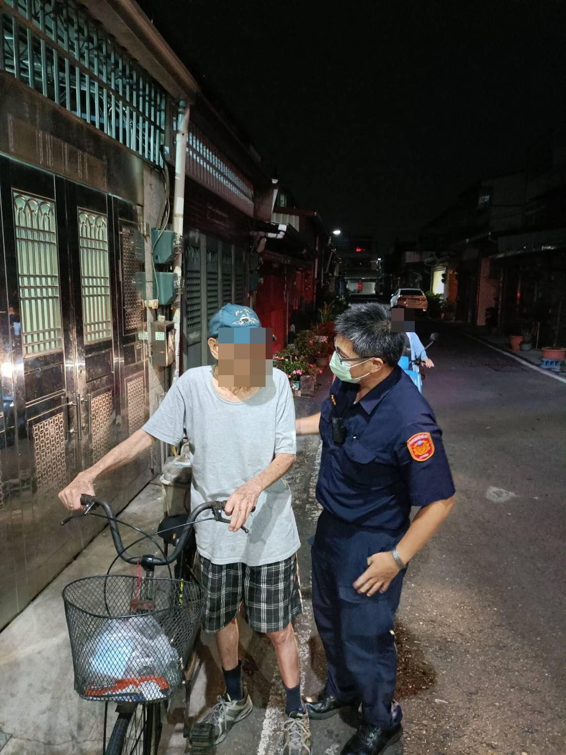 ▲▼  失智老人迷路，水上暖警協助返家   。（圖／水上分局提供）