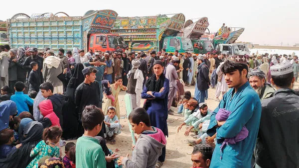 ▲▼巴基斯坦1日開始大規模驅逐、遣返阿富汗難民。（圖／路透）