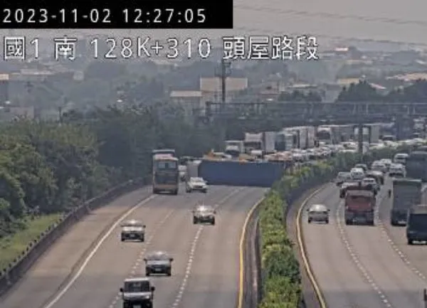▲▼  11/02,12:20國1北向129K，1大貨翻車事故占全車道，目前僅剩路肩可通行，回堵1K，請用路人提前改道行駛。 。（圖／翻攝高速公路1968）
