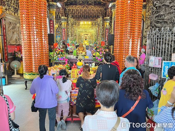 ▲台南市安平觀音亭盛大舉辦法會及「觀音佛誕平安宴」，中午平安宴席開240桌盛況空前。（圖／記者林東良攝，下同）