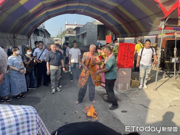 ▲▼ 嘉義縣朴子市乩身88歲曾水杉服務神明超過一甲子，更同時服務兩尊神明 。（圖／記者翁伊森翻攝）