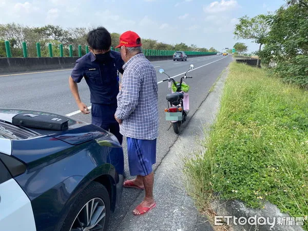 ▲▼   老翁誤上快速道路 水上警安全護送   。（圖／水上分局提供）