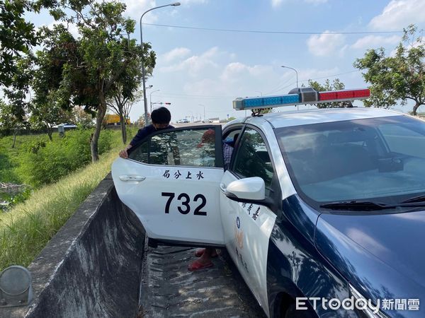 ▲▼   老翁誤上快速道路 水上警安全護送   。（圖／水上分局提供）