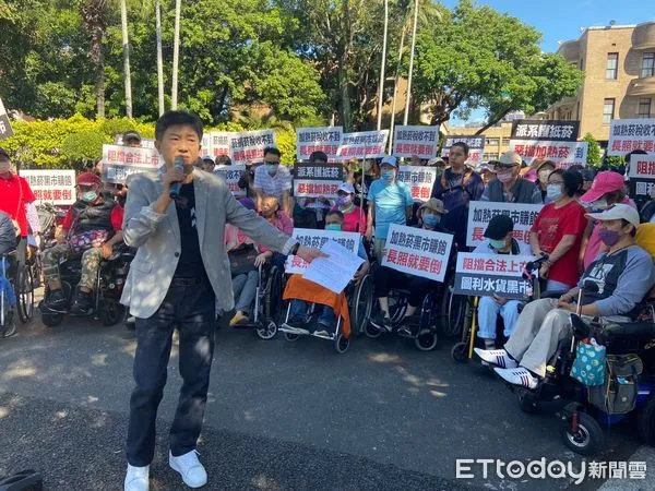 ▲▼彭華幹抗議國健署卡關加熱菸，相關菸稅收入減少，也將影響長照基金照顧長者。（圖／記者邱中岳翻攝）