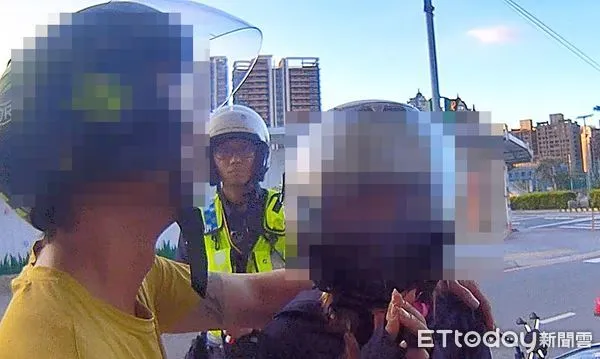 ▲桃園警分局昨天在轄區正光路巡邏時，發現機車雙載未繫好安全帽帶，攔查時女騎士拚命為後座男乘客辯稱忘記帶證件。（圖／記者沈繼昌翻攝）