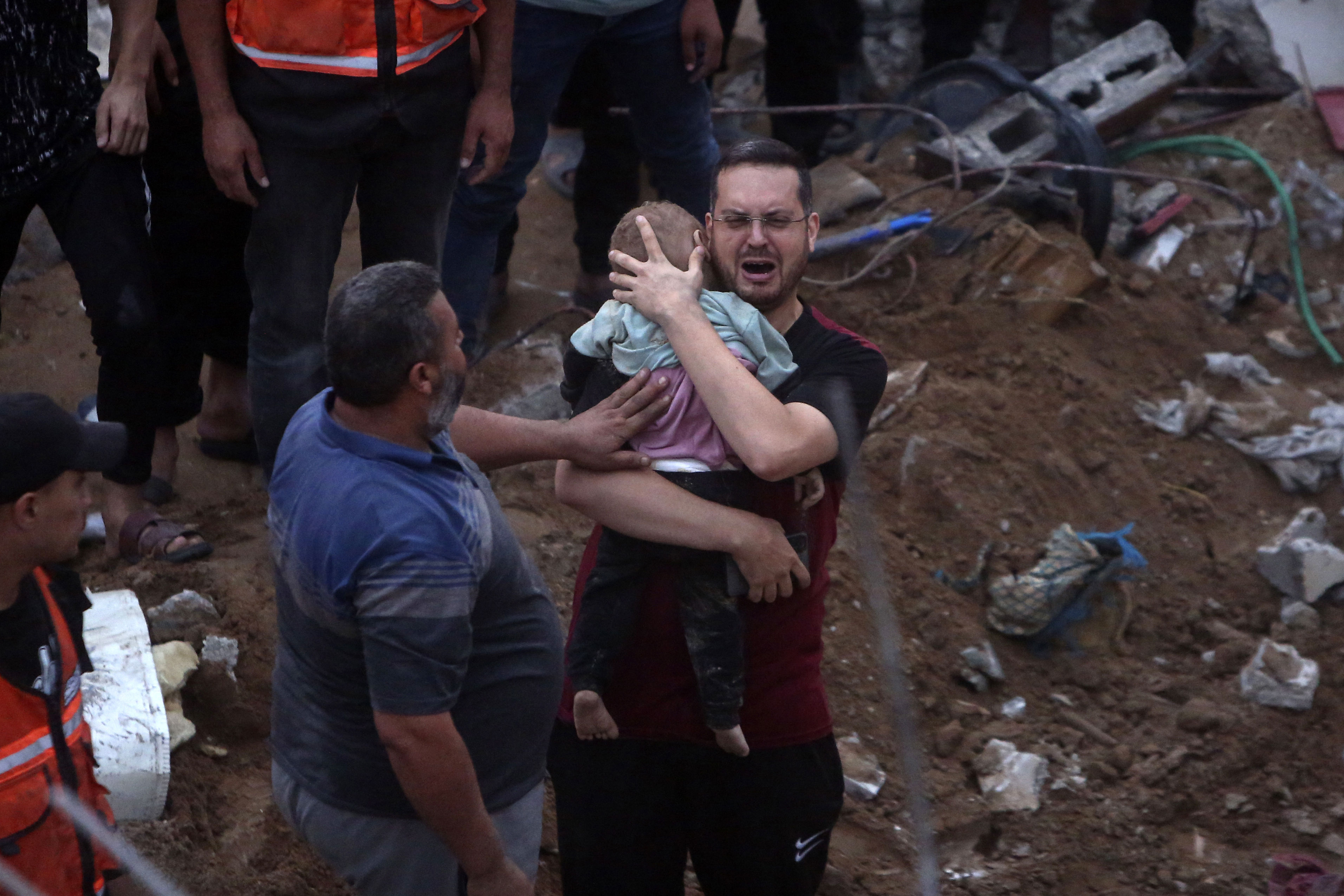 ▲▼ 加薩中部努薩拉特難民營（Nusseirat refugee camp）遭空襲，一名巴勒斯坦男子抱著在瓦礫下找到的嬰兒遺體痛哭。。（圖／記者詹雅婷攝）