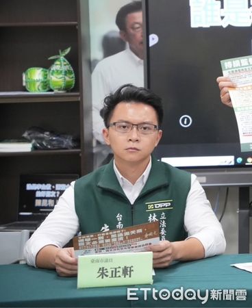 ▲台南市議員朱正軒表示，在台南殯儀館進行公祭時，遭李全教公然對他施以肢體強制及言語恐嚇，並發表「不自殺聲明」。（圖／記者林東良翻攝，下同）