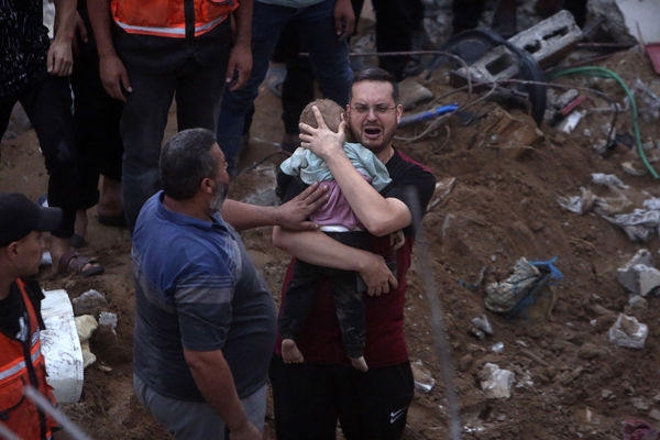 ▲▼ 加薩中部努薩拉特難民營（Nusseirat refugee camp）遭空襲，一名巴勒斯坦男子抱著在瓦礫下找到的嬰兒遺體痛哭。。（圖／達志影像／美聯社）