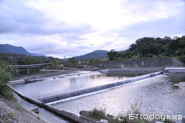 ▲▼受颱風侵襲，玉里鎮高寮及富里鄉崙天便橋損毀封閉，導致稻農必須繞道繳售稻穀。（圖／花蓮縣政府提供，下同）