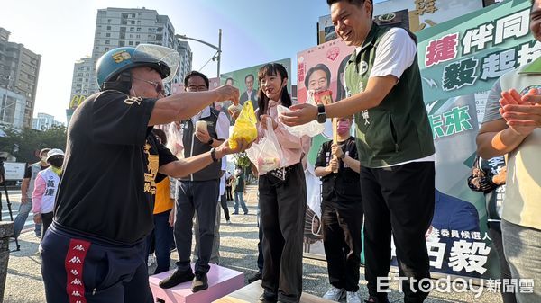 ▲▼ 黃捷衝陸戰！「粉色新戰袍」亮相　站路口遇阿北送早餐好暖 。（圖／記者吳世龍攝）