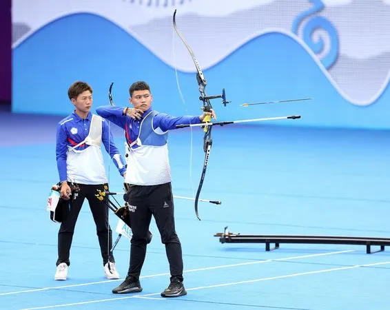 ▲射箭好手雷千瑩(左)、湯智鈞(右)赴泰國出戰奧運資格賽。（圖／體育署提供）