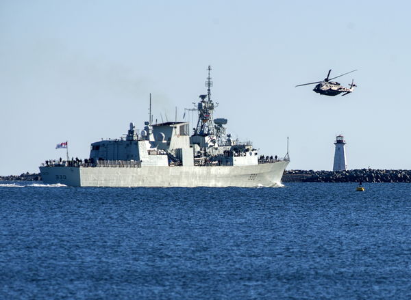 ▲▼2021年1月1日，加拿大皇家海軍護衛艦哈利法克斯號（HMCS Halifax）附近有一架塞考斯基旋風直升機正在飛行。（圖／達志影像／美聯社）