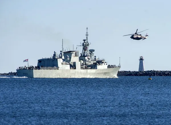 ▲▼2021年1月1日，加拿大皇家海軍護衛艦哈利法克斯號（HMCS Halifax）附近有一架塞考斯基旋風直升機正在飛行。（圖／達志影像／美聯社）