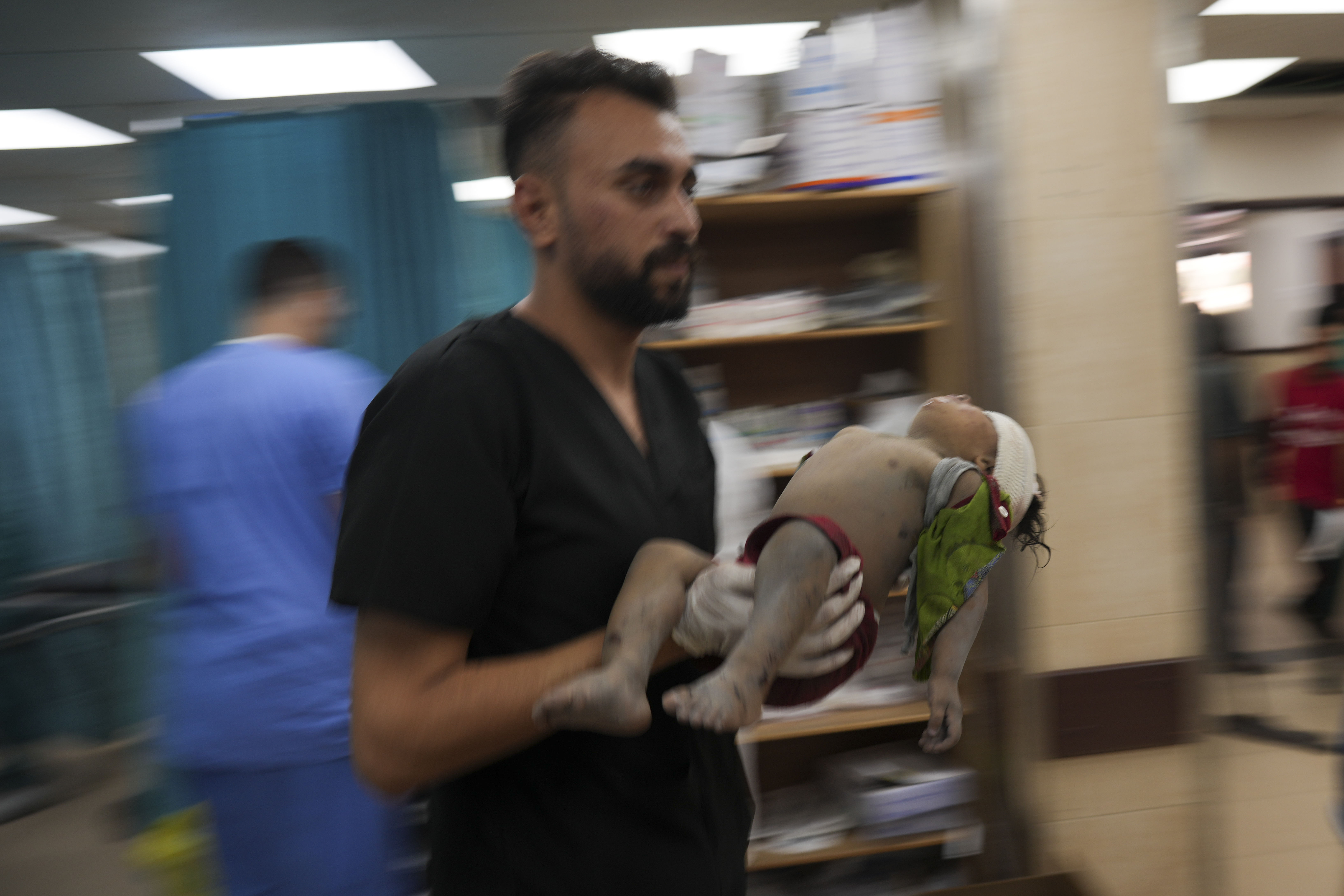 ▲▼ 加薩連日遭以色列，醫院湧入大量傷患。（圖／達志影像／美聯社）