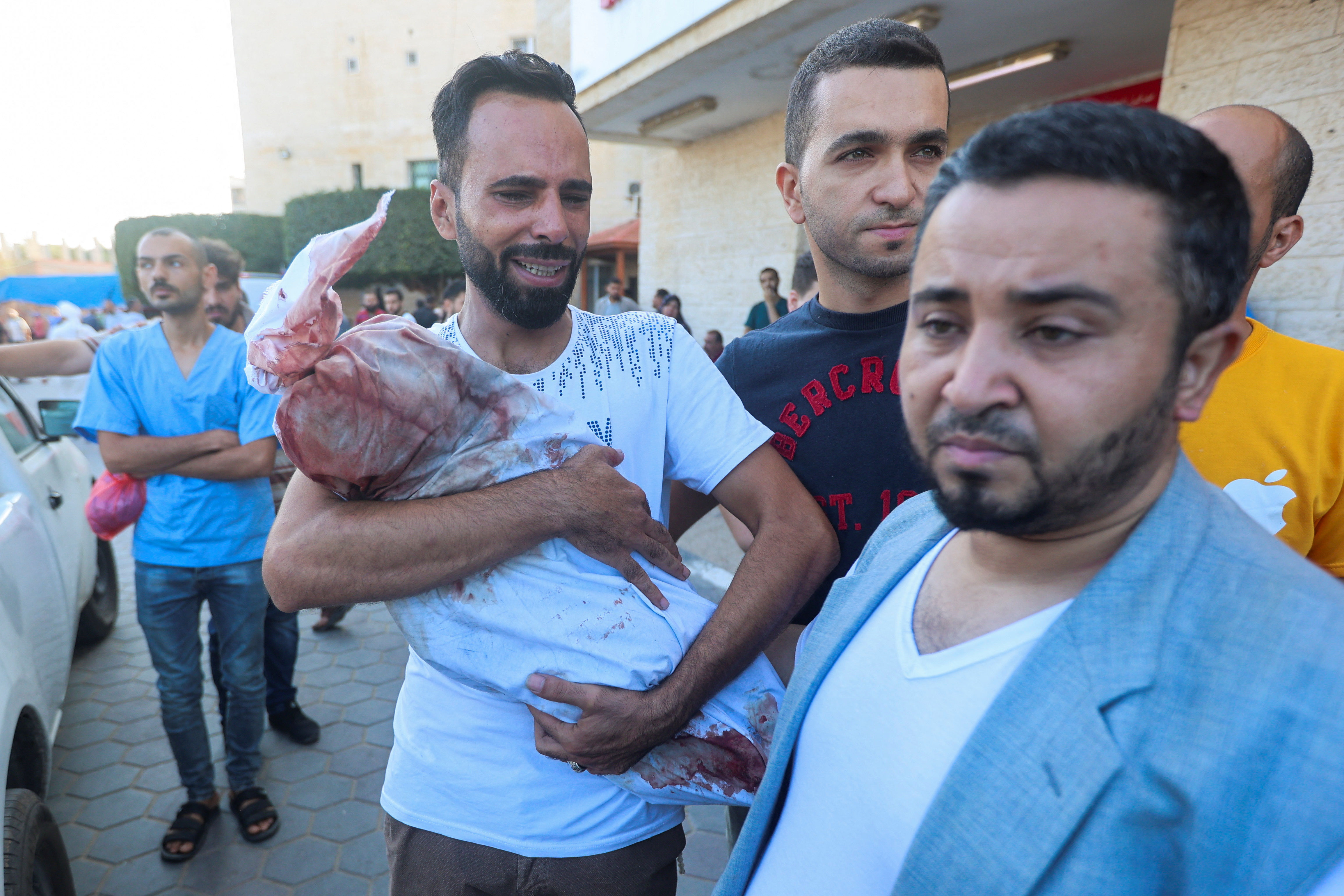 ▲▼ 巴勒斯坦一名父親抱著兒子遺體。（圖／路透）