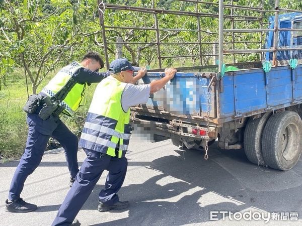 ▲男子車輛拋錨，員警協助把車推到路旁。（圖／記者楊鈞典攝）