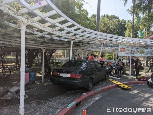 ▲▼91歲男開車載妻就醫，誤踩油門撞涼亭，釀2女傷。（圖／記者邱中岳翻攝）