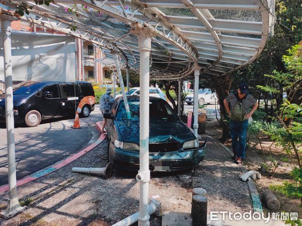 ▲▼91歲男開車載妻就醫，誤踩油門撞涼亭，釀2女傷。（圖／記者邱中岳翻攝）