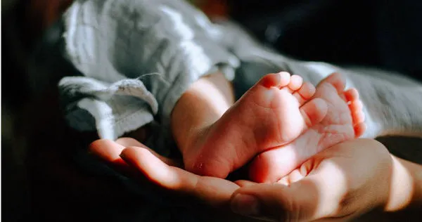 關於「40歲前不生小孩是否會後悔」這個話題，網友們紛紛吐露了真實心聲。（示意圖／unsplash）