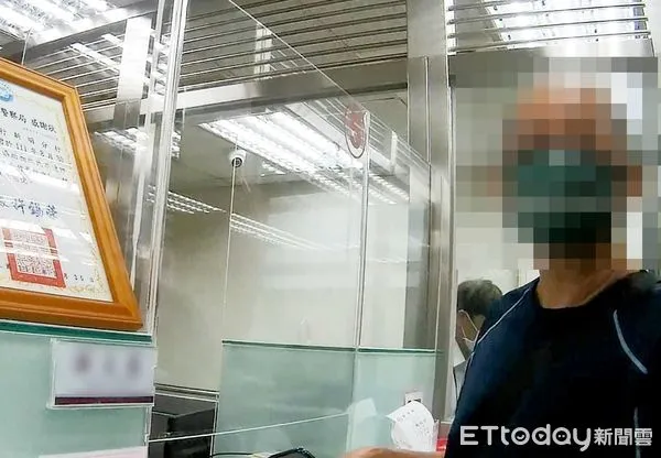 ▲桃園市張姓男子昨天下午在中壢區某銀行臨櫃要匯款1千萬購買1公斤黃金，行員立即通報員警協助勸阻。（圖／記者沈繼昌翻攝）