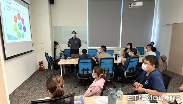 ▲勞動部勞動力發展署雲嘉南分署，舉辦「2024年度補助事業單位辦理在職訓練計畫推動說明會」，吸引超過百家企業到場聆聽計畫申請和執行方式。（圖／記者林東良翻攝，下同）