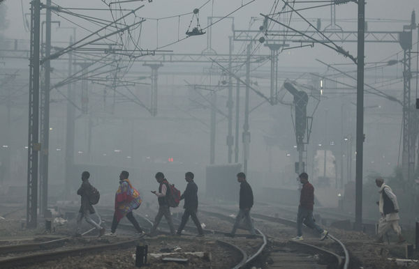 ▲▼印度新德里空氣品質指數達危險等級，部分學校宣布停課。（圖／路透）