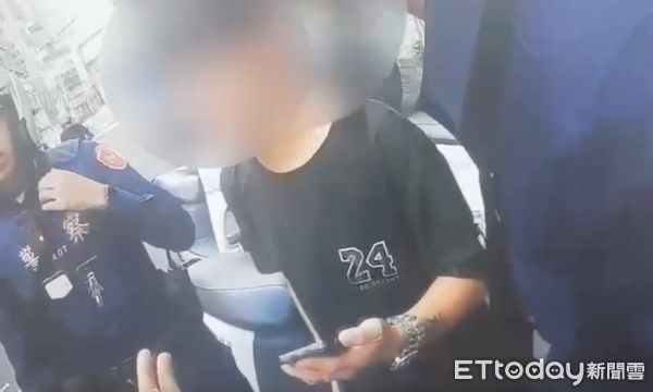 ▲▼警員針對並排違規逕行舉發，但是機車騎士卻不滿喊「我繳的稅是養你們」。（圖／記者邱中岳翻攝）