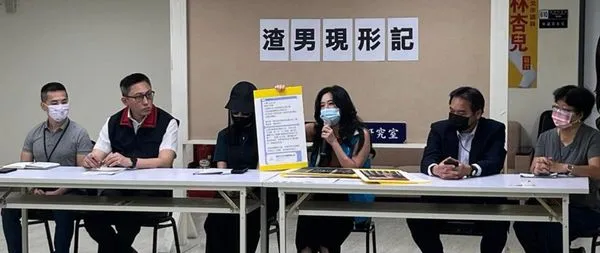 ▲▼應曉薇3日接受新加坡女性陳情，指控一位蔡姓渣男騙錢更慘還遭暴力相向。（圖／應曉薇提供）