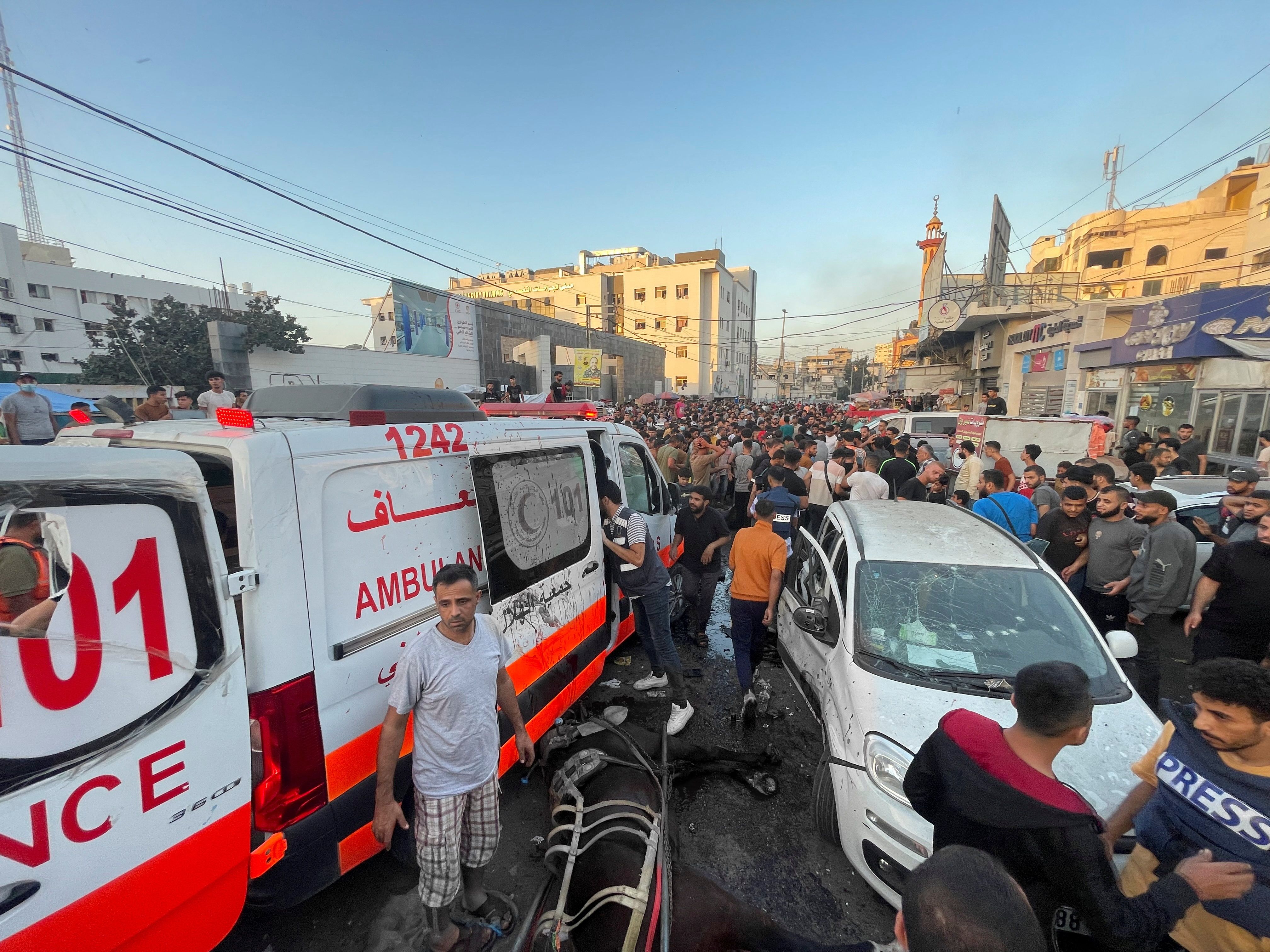 ▲▼以色列國防軍（IDF）3日晚間證實，他們空襲了加薩市西法醫院（Al-Shifa Hospital）附近的救護車隊。（圖／路透）